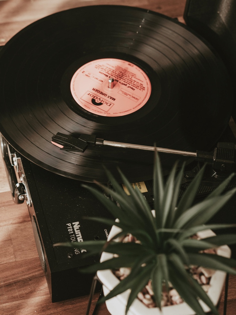 Turntable — Retro Ahşap Pikap Çalar